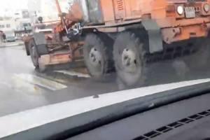 Снегоуборочный грейдер за работой сняли на видео на ровном асфальте в Брянске