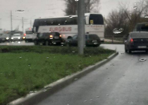 В Брянске на кольце у ТРЦ «Аэропарк» столкнулись автомобиль и автобус