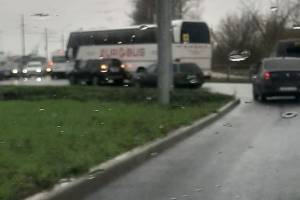 В Брянске на кольце у ТРЦ «Аэропарк» столкнулись автомобиль и автобус