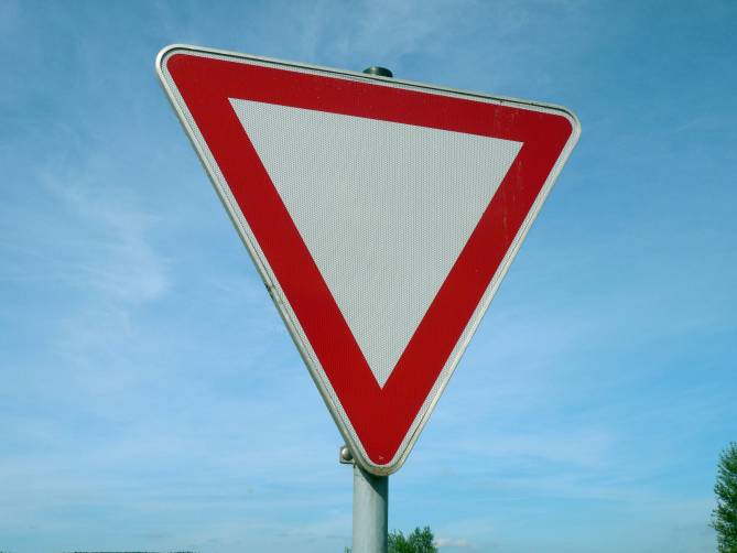 Дубровских чиновников заставили привести в порядок дорожные знаки
