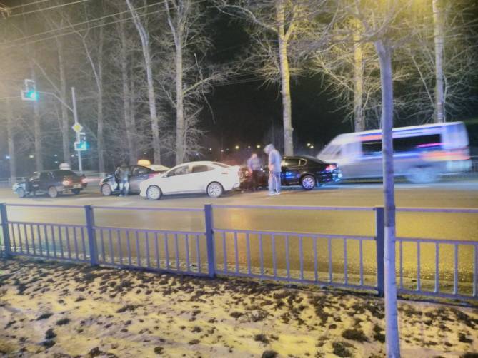 В массовое ДТП возле ТРЦ«Аэропарк» в Брянске попала машина такси