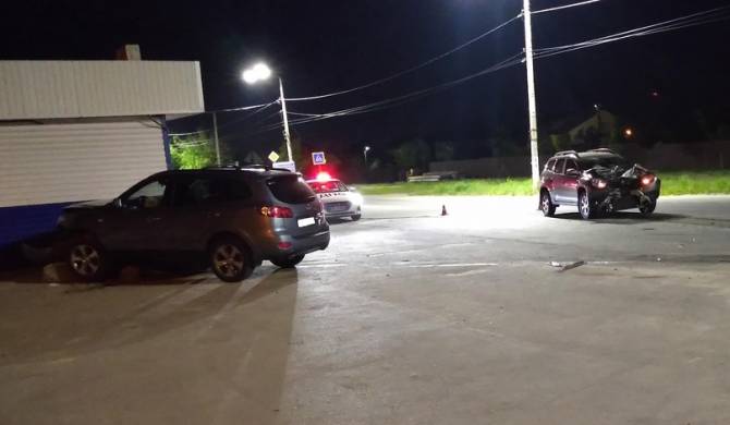 В Брянске пьяный водитель Hyundai устроил ДТП и сломал ребро 47-летней женщине