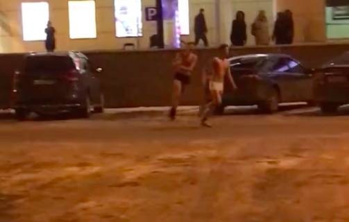 В центре Краснодара двое абсолютно голых мужчин на спор голыми бегали наперегонки