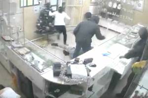 На Брянщине трое грабителей напали на ювелирный магазин