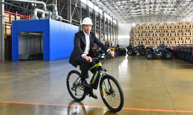 Министр Денис Мантуров прокатился на жуковском велосипеде