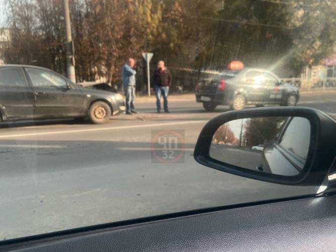 В Брянске на «Визите» разбились такси и легковушка
