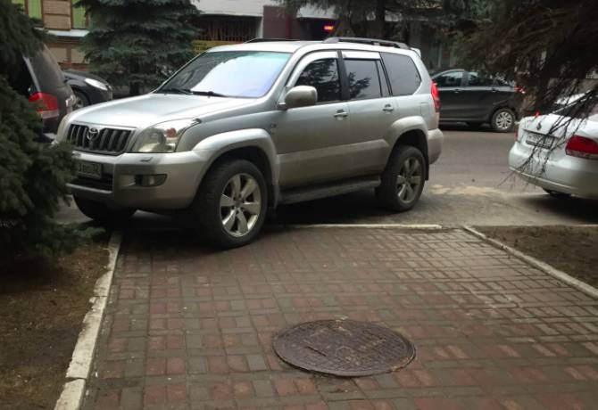 В Брянске автохам перекрыл проход к детской школе искусств