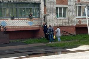 В Новозыбкове упавший с 5-го этажа мужчина скончался в реанимации