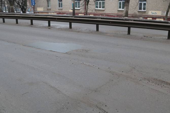 В Брянске на Красноармейской залатали ямы на новом асфальте