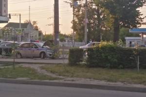 В Брянске полицейский автомобиль протаранил столб