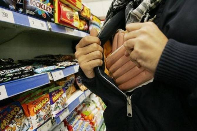 В Брянске мужчина украл продукты из супермаркета