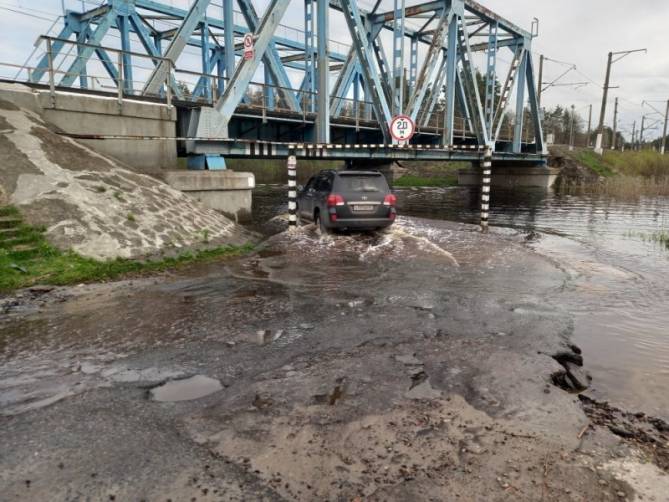 В Брянске после сильного дождя затопило дорогу на Ходаринку