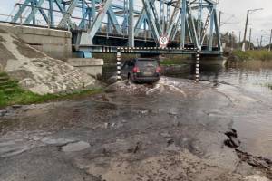 В Брянске после сильного дождя затопило дорогу на Ходаринку