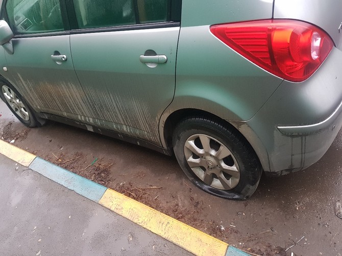 В Брянске на парковке порезали колеса у десяти машин
