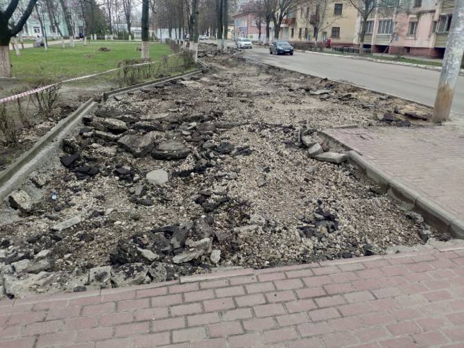 В Брянске отремонтируют убитые тротуары возле сквера Ленина