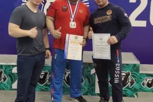 Брянский пауэрлифтер Дмитрий Апанасевич завоевал серебро на чемпионате России