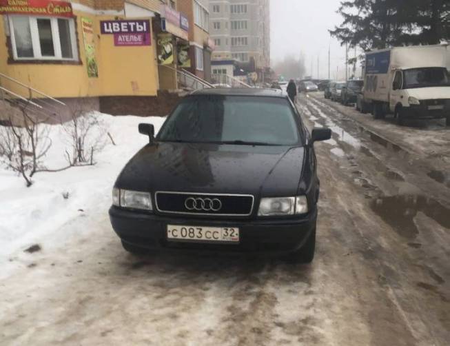 В Брянске на Станке Димитрова автохам на Audi перегородил тротуар