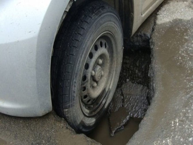 В Брянске водитель легковушки попал в яму и пробил колесо