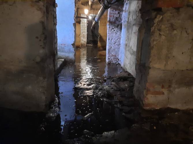 В поселке Суземка затопило подвал в доме на улице Брянской