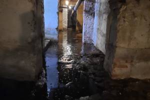 В поселке Суземка затопило подвал в доме на улице Брянской