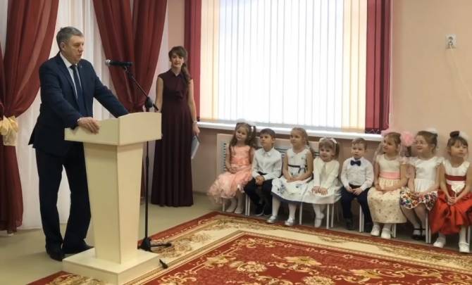В Брянске зафиксировали на видео нарушения в новых пристройках к детсадам