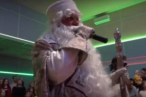 В брянский диагностический центр прибыл легендарный Дед Мороз
