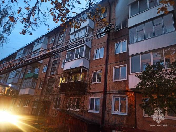 В Карачеве горела квартира в многоэтажке
