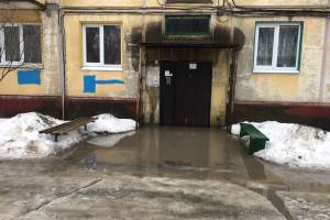 В Брянске талой водой и фекалиями затопило жителей пятиэтажки