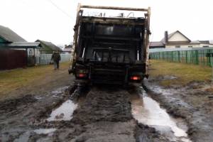 В Брянской области мусоровозы увязли в грязи размытых весенней слякотью дорог