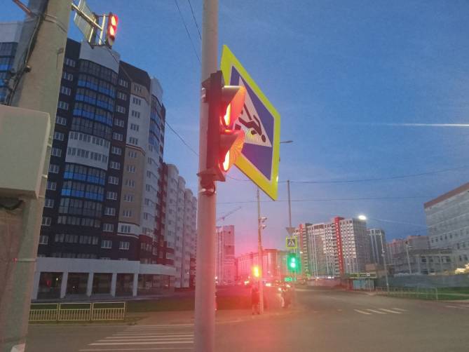 В Брянске на улице Советской заметили «пьяный» дорожный знак