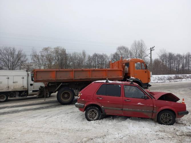 В Брянске водитель «КамАЗ» врезался в Volkswagen и разбил голову 56-летнему мужчине