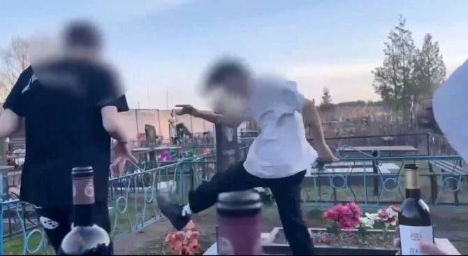 Полиция установила личности парней, устроивших пьянку и танцы на могилах в Клинцах 