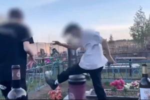 Полиция установила личности парней, устроивших пьянку и танцы на могилах в Клинцах 