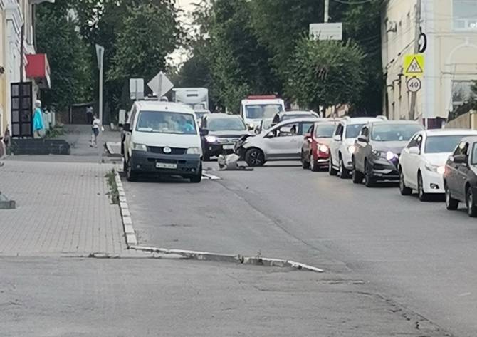 В Брянске на улице Фокина столкнулись две легковушки