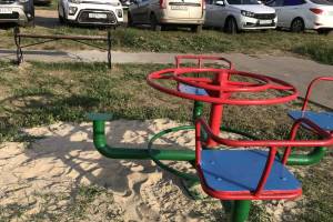В Брянске на сломанной карусели покалечился 3-летний ребёнок