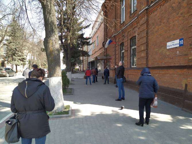 В центре Брянска снова возникла очередь за получением пропусков
