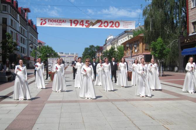 Гимн России спели на бульваре Гагарина в Брянске