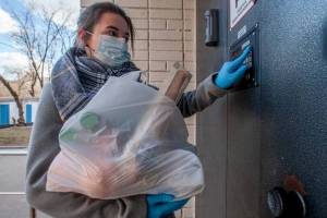 В Брянске более полутора тысяч волонтеров помогают пожилым людям