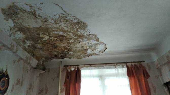 В брянском общежитии на Набережной пять лет живут с «дырявой» крышей 