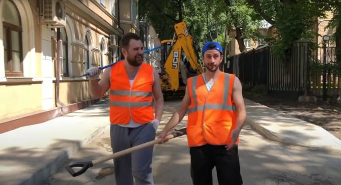  В Брянске белобережские активисты сняли клип о дорожных ямах