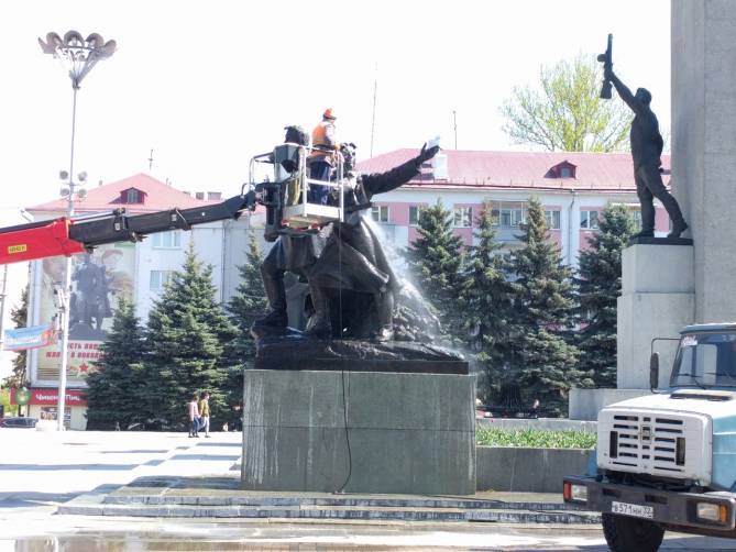 В Брянске к празднику помыли памятник на площади Партизан
