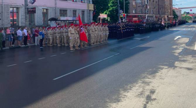 В Брянске военные и боевая техника приготовились к маршу