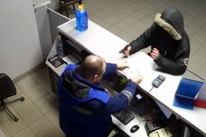В Брянске ночью 25-летний парень напал с пистолетом на АЗС и цветочный киоск