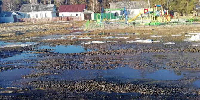 В Сельцо дорога у детской площадки превратилась в грязевое месиво