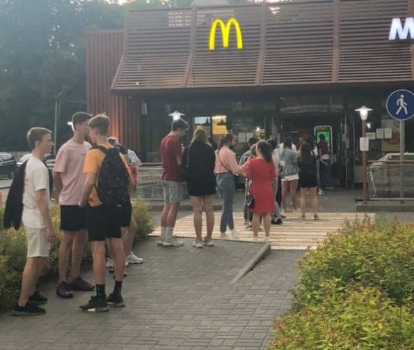 В Брянске заметили очередь возле «Макдоналдса»