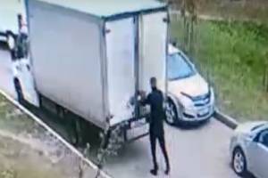 В Брянске водитель фургона открытой дверью повредил легковушку