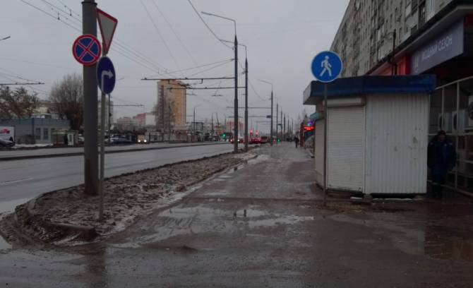 В Брянске автомобилям запретили въезд на тротуар по Авиационной