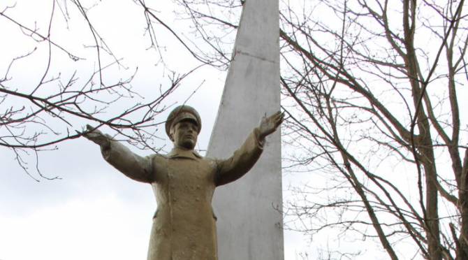 Брянские власти позабыли о существовании памятника Гагарину в селе Ущерпье