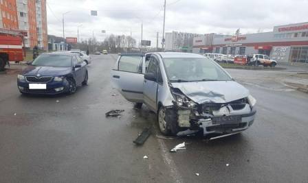 В Брянске водитель Skoda врезался в Mitsubishi и покалечил 31-летнюю женщину