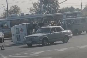 В Брянске опубликовали видео с перевернувшейся скорой